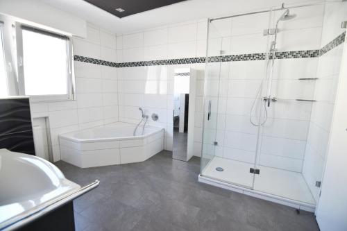 Zeitwohnen im schonem Haus mit großer Terrasse in Koln-Rath