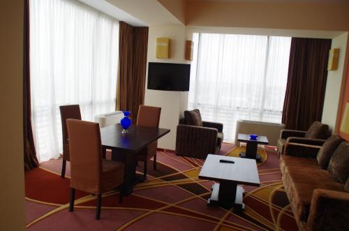 Mari Vila Hotel Room Type - Queen Suite with Living Room and Kitchen