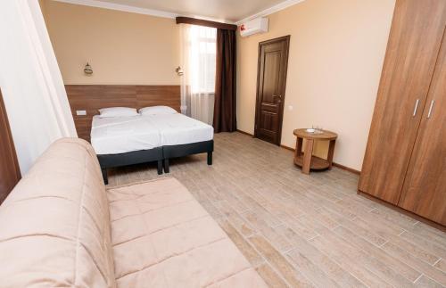 Brown Hotel - image 5