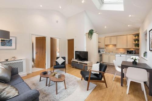 Kew Gardens House | Thames, Richmond Park & Private Garden, London