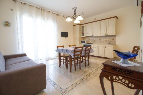 2 bedrooms, 4 beds