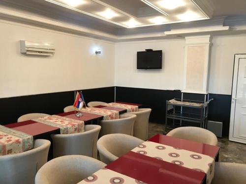 Tri šešira Ljubovija (Tri sesira Ljubovija) in زلاتيبور