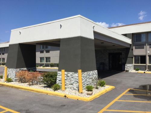 Super 8 by Wyndham South Holland - image 9