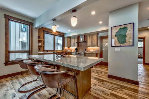 Must See Home Ideal For A Perfect Tahoe Vacation Townhouse - image 4