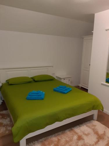 1 queen bed, 1 sofa bed