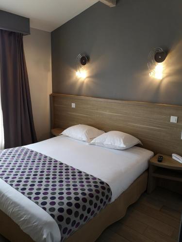 1 queen bed, 1 sofa bed