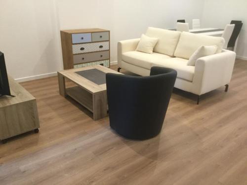 3 chambres en lit double, 6 personnes, dans appartement entièrement rénové, 70 m2 , WIFI,Climatisation, très calme , tout équipé,lit bébé - Location saisonnière - Clermont-Ferrand