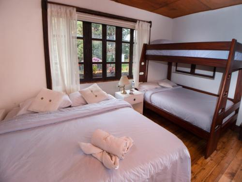 1 double bed, 1 twin bed