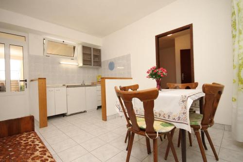 Apartment Tucepi 6857a