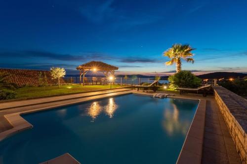 Seaside family friendly house with a swimming pool Guduce Ugljan - 17668 