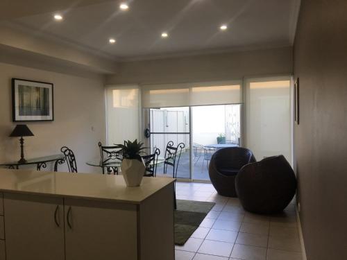 Travers Street Apartment photo 3