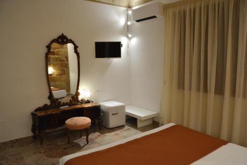 Standard Double Room image 7