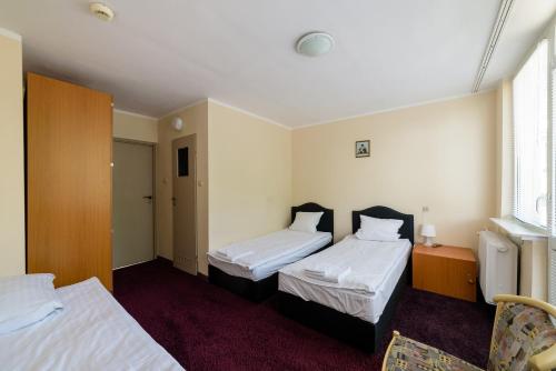 3 twin beds