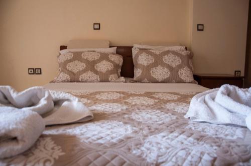 1 queen bed, 1 sofa bed