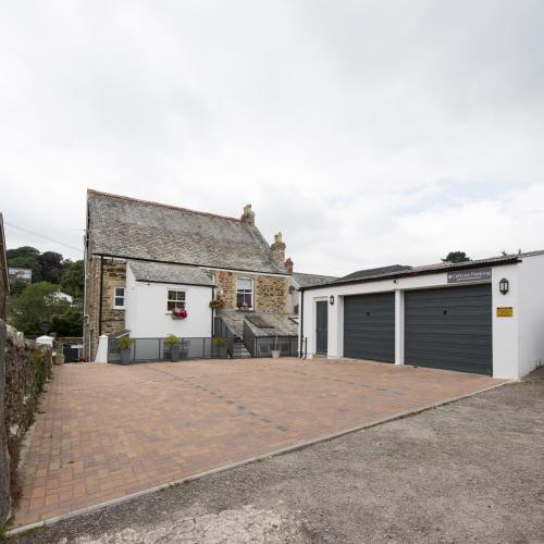 Cliftons Guest House - image 13