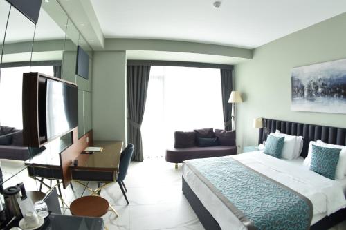 2 double beds, 1 twin bed