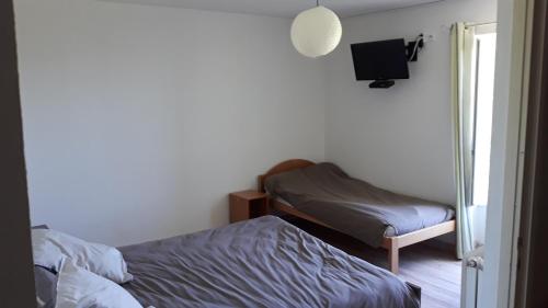 1 queen bed, 1 twin bed