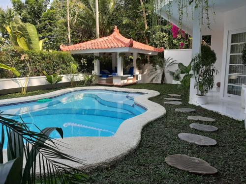 B&B Yogyakarta - SUNKISS VILLA by Yogya Tropicana - Bed and Breakfast Yogyakarta