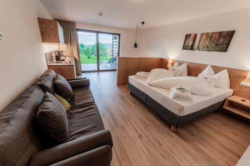 1 queen bed, 1 sofa bed