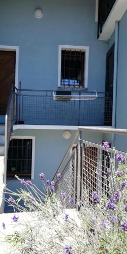 Casetta azzurra in corte medioevale