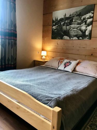 1 queen bed, 1 bunk bed