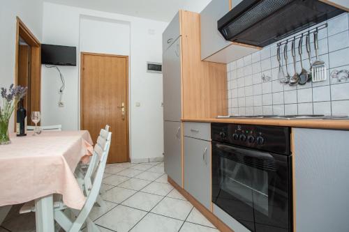 2 bedrooms, 5 beds
