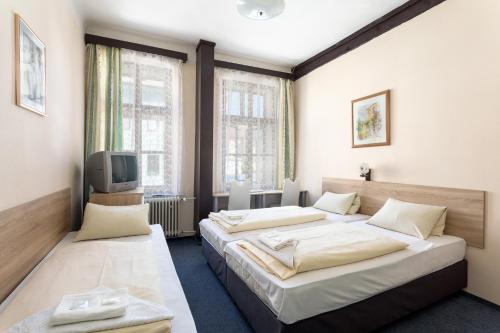 1 queen bed, 1 twin bed