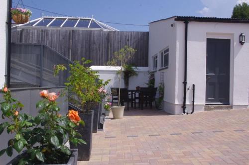 Cliftons Guest House - image 9