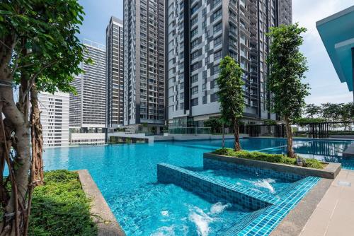 Swimming pool, Mario's suite direct MRT link & 50m infinity pool in Sungai Buloh