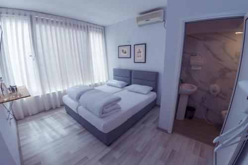 ART Hostel and Apartments in Тирана
