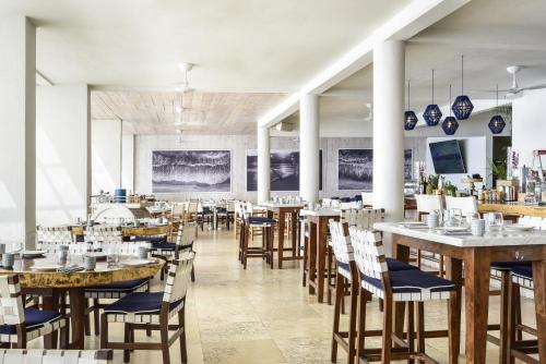 Restaurant, Bahia Hotel and Beach House in El Medano Ejidal