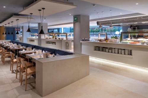 Restaurant, Caprici Beach Hotel & Spa in Santa Susana