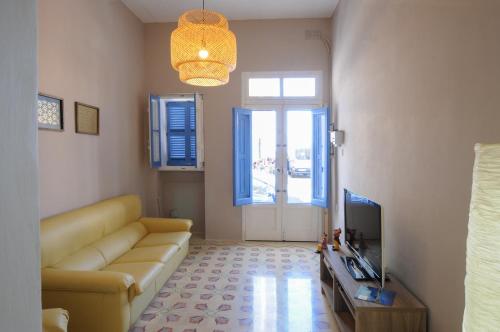 Number 28 - The house with the blue door, Żebbuġ (photo 9)