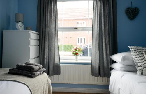 Solihull-Birmingham-NEC-JLR, 2 Bedroom Apartment with Parking OFFERS ON LONG TERM STAYS!