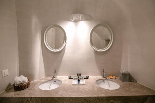Two Bedroom Villa with Indoor and Outdoor Hot Tub image 10