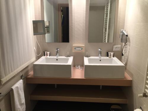 Card International Hotel