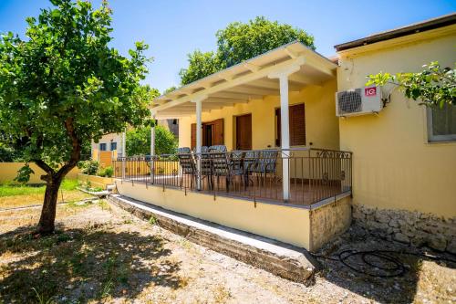  Lefkada Family friendly house with parking ,yard in Nydri