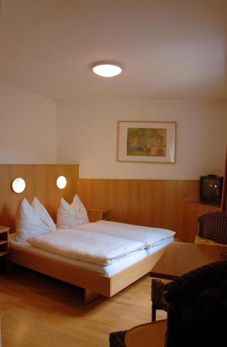 1 double bed, 1 twin bed