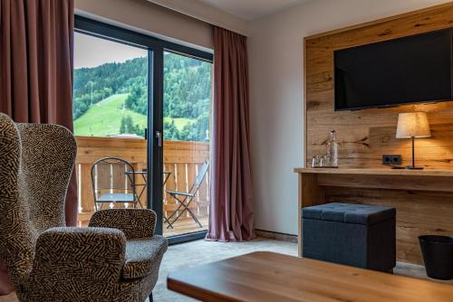 Suite with Balcony and View image 9