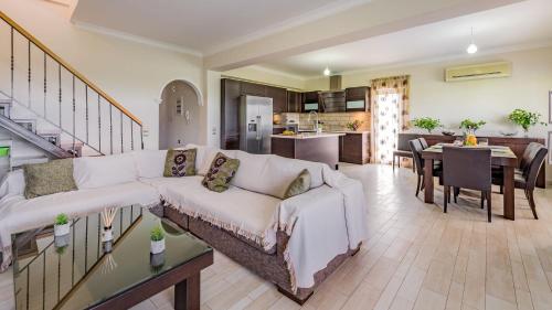 V and H House - Cozy & Ideal for Families, by ZanteWize in Egyéb