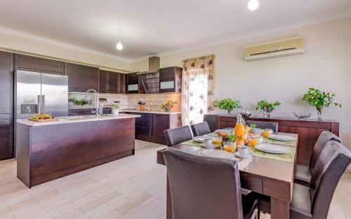 Konyha, V and H House - Cozy & Ideal for Families, by ZanteWize in Egyéb