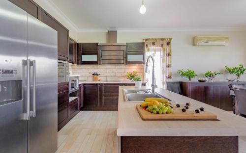 Konyha, V and H House - Cozy & Ideal for Families, by ZanteWize in Egyéb