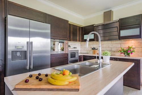 Konyha, V and H House - Cozy & Ideal for Families, by ZanteWize in Egyéb