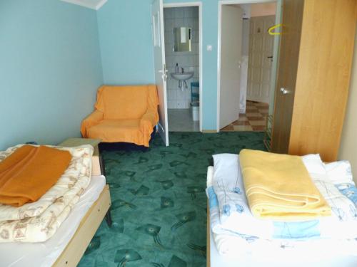 2 twin beds, 1 sofa bed