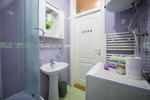 Stella Modern Apartment - image 2