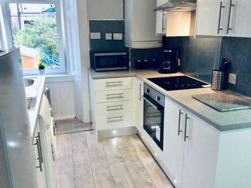 THE LION'S DEN ON ROYAL STREET in โกร็อค