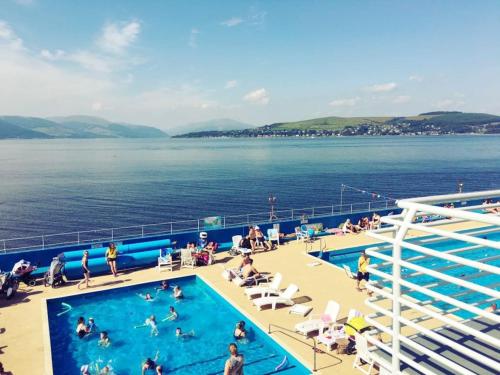 THE LION'S DEN ON ROYAL STREET in โกร็อค