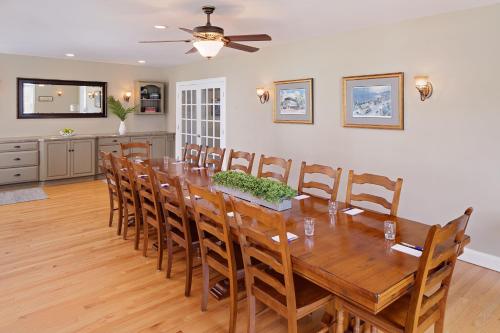 Inn at Harbor Hill Marina in Niantic, USA