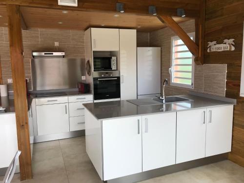 Villa neuve de standing en bois avec piscine in Le Moule