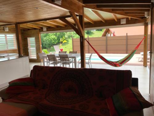 Villa neuve de standing en bois avec piscine in Le Moule